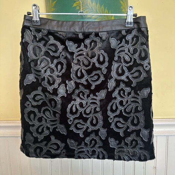 Forever 21 Small Solid black brocade pull on stretch mini skirt - Picture 1 of 5